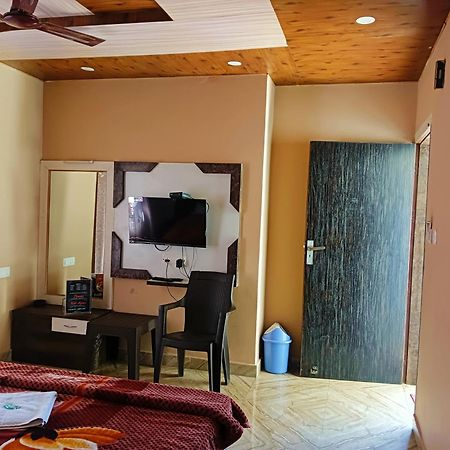 Oak Wood Homestay Banikhet Далхаузи Екстериор снимка