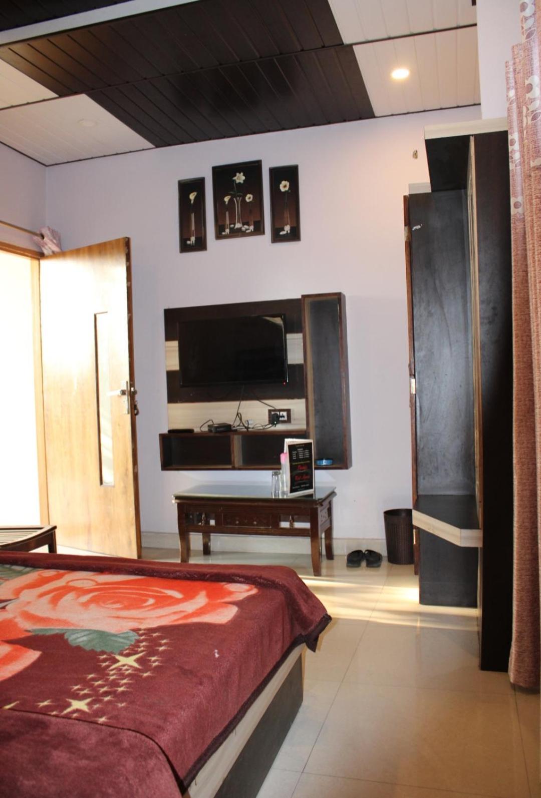 Oak Wood Homestay Banikhet Далхаузи Екстериор снимка